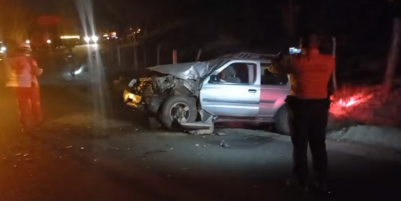 Fuerte colisión entre camioneta y tráiler en Pinotepa | El Imparcial de Oaxaca