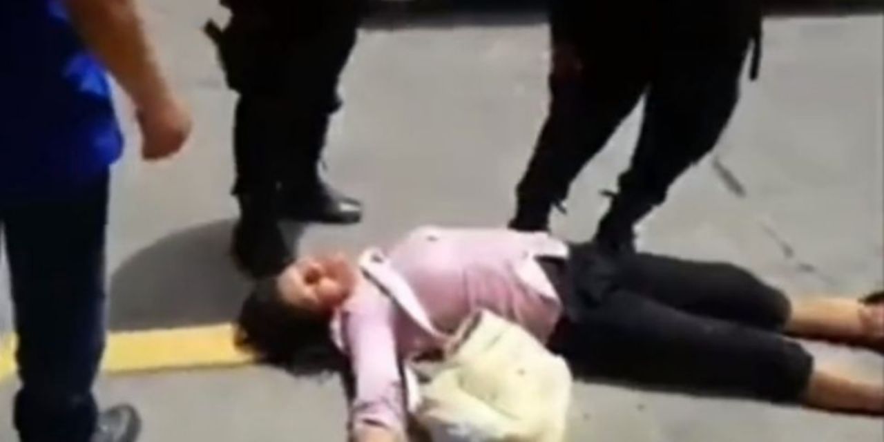 Video: Mujer se desmaya para que la policía no la detenga