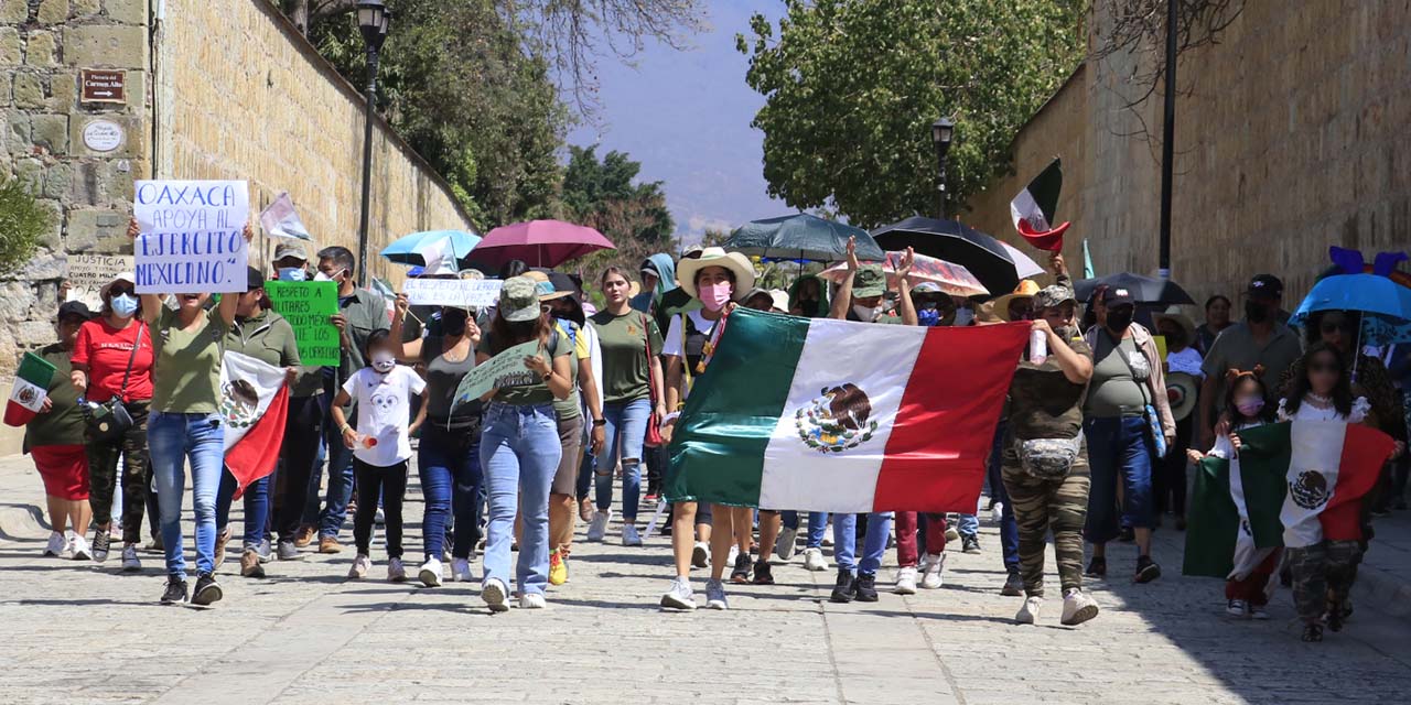Fotos: Adrián Gaytán / Familiares de militares marcharon este domingo en la ciudad de Oaxaca.