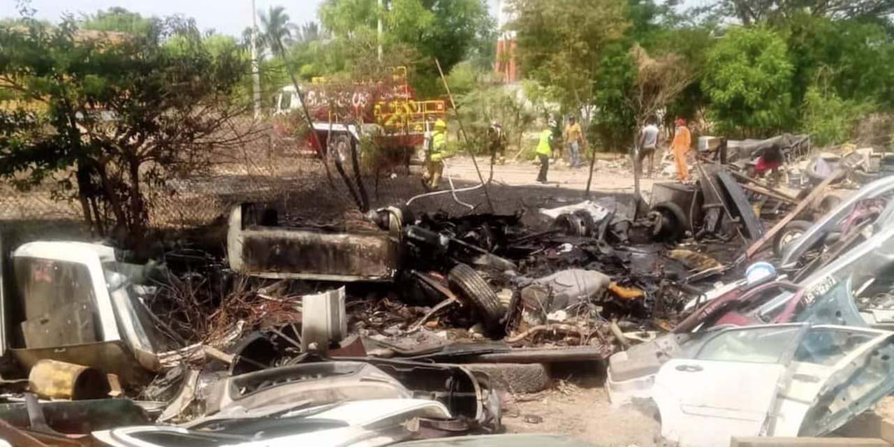 Se incendia un lote de vehículos en Huatulco; en Juchitán arde chatarrera | El Imparcial de Oaxaca