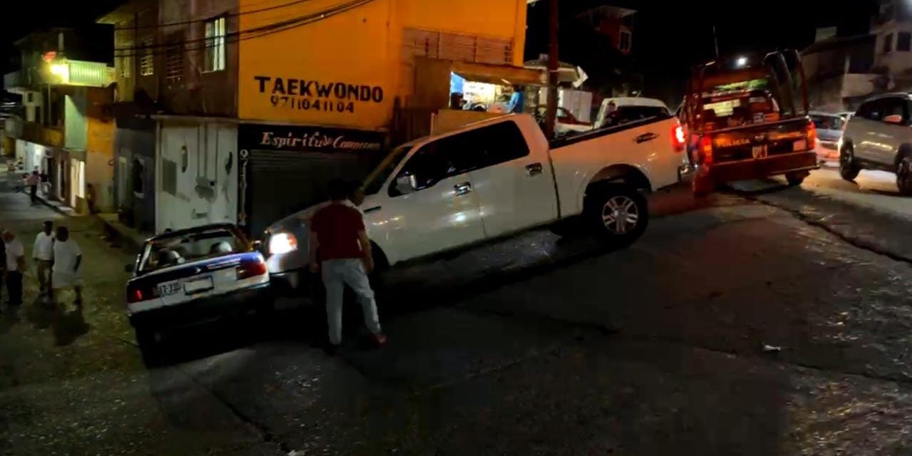 Choca su camioneta contra un taxi | El Imparcial de Oaxaca