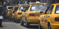 Foto: Rubén Morales / Algunos taxistas hacen su agosto en plena Semana Santa.