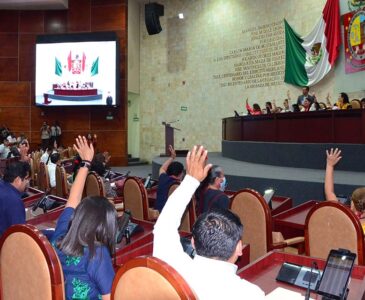 Impulsan ley para proteger a productores artesanales del mezcal