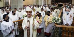 Fotos: Luis Alberto Cruz / Ante sacerdotes de la Arquidiócesis de Antequera, el Arzobispo Pedro Vásquez Villalobos, encabezó este martes la Misa Crismal en la Catedral.