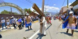 Fotos Rubén Morales / César Cabrera, joven originario de Tlalixtac, vivió los pasajes bíblicos interpretando a Jesús. Por varias horas, soportó los castigos y cargó la cruz de unos 110 kilos por las calles principales de la comunidad.