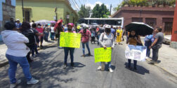 Fotos: Adrián Gaytán / Con bloqueo, padres de familia exigen desazolvar olla de drenaje en escuela.