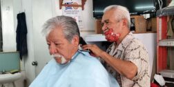 Fotos: Jesús Santiago / Con casi 60 años como peluquero, Don Reynaldo lleva 4 años en el Buen Tono.
