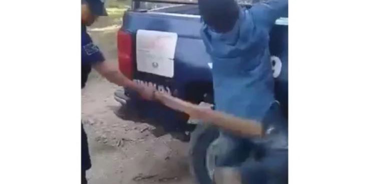 Video: Policías le pegan de tablazos a un hombre esposado | El Imparcial de Oaxaca