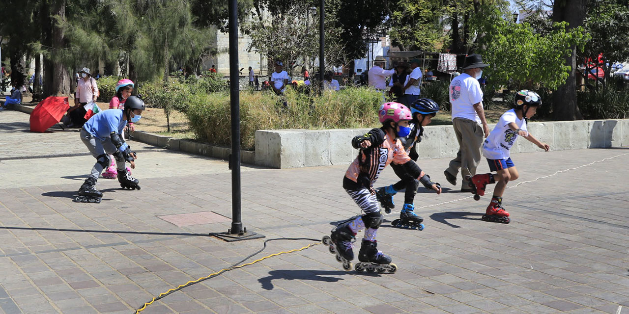 Foto: Adrián Gaytán / Clases de patinaje infantil en el Paseo Juárez.
