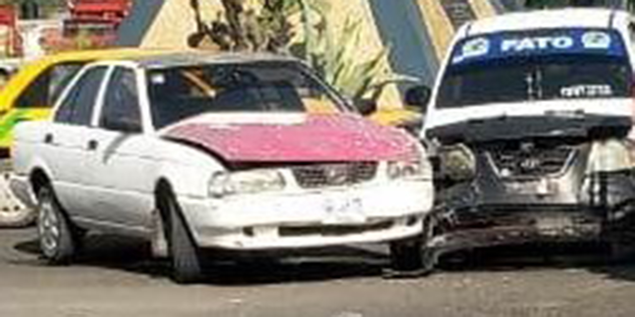Daños deja accidente  de taxi y particular  en Huajuapan | El Imparcial de Oaxaca