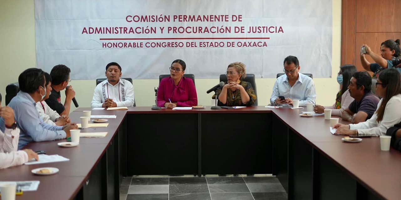 Comité de Víctimas de Nochixtlán con la Comisión de Administración y Procuración de Justicia del Congreso.