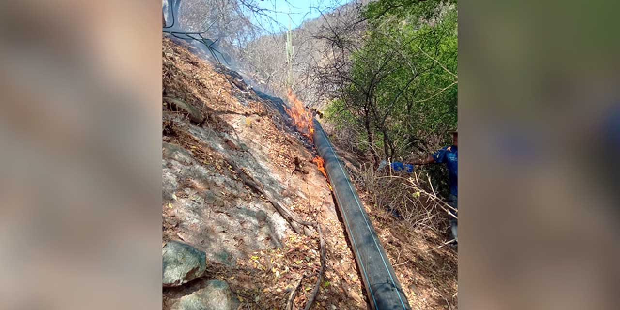 Incendio deja sin agua a habitantes de Cuicatlán.