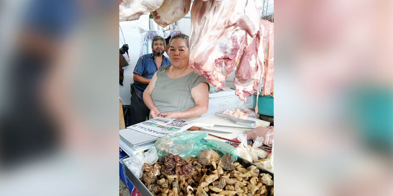 Foto: Roberto Guzmán / Doña Guillermina Ríos en su puesto de carnicería en el mercado municipal “Díaz Ordaz”.
