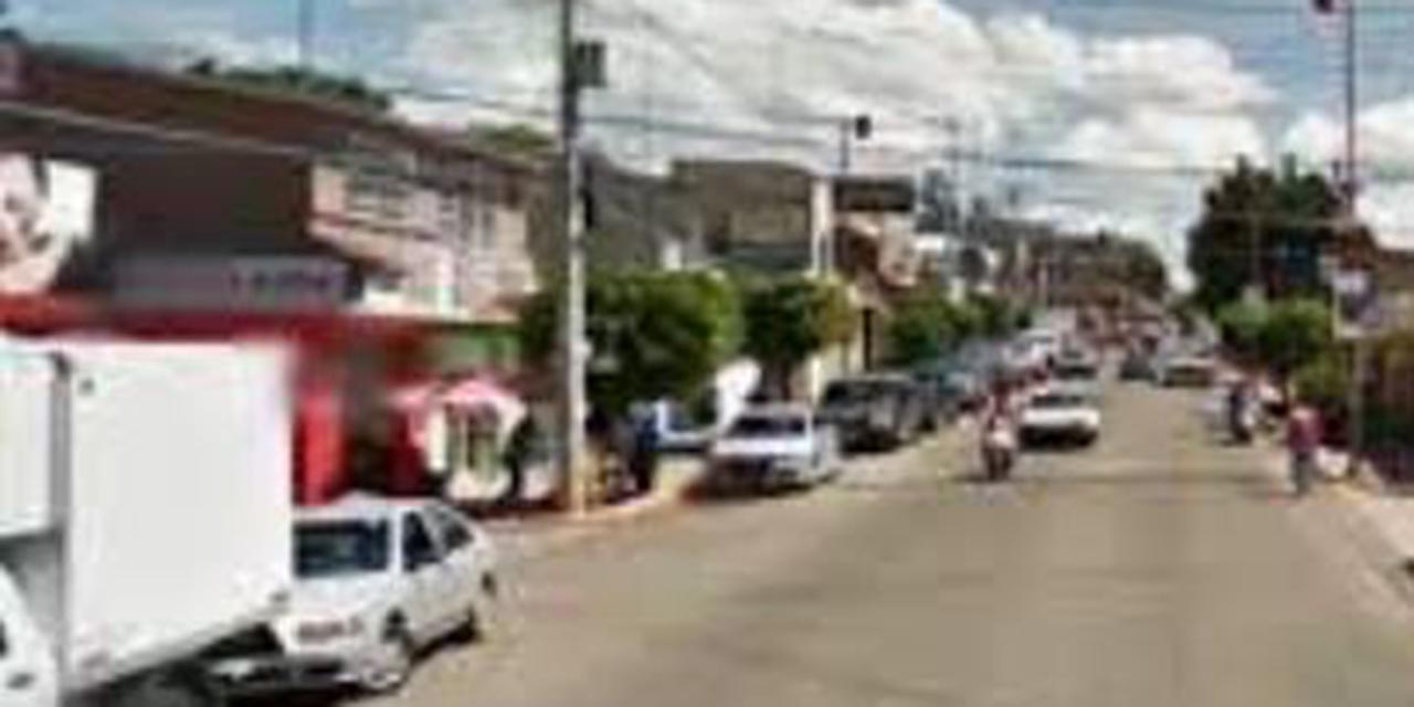 Sujeto ebrio daña medallón de vehículo estacionado en Huajuapan | El Imparcial de Oaxaca