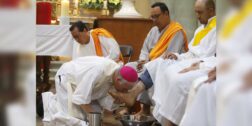 Fotos: Luis Alberto Cruz / El arzobispo Pedro Vázquez Villalobos encabeza la ceremonia del lavatorio de pies en la Catedral de Oaxaca.