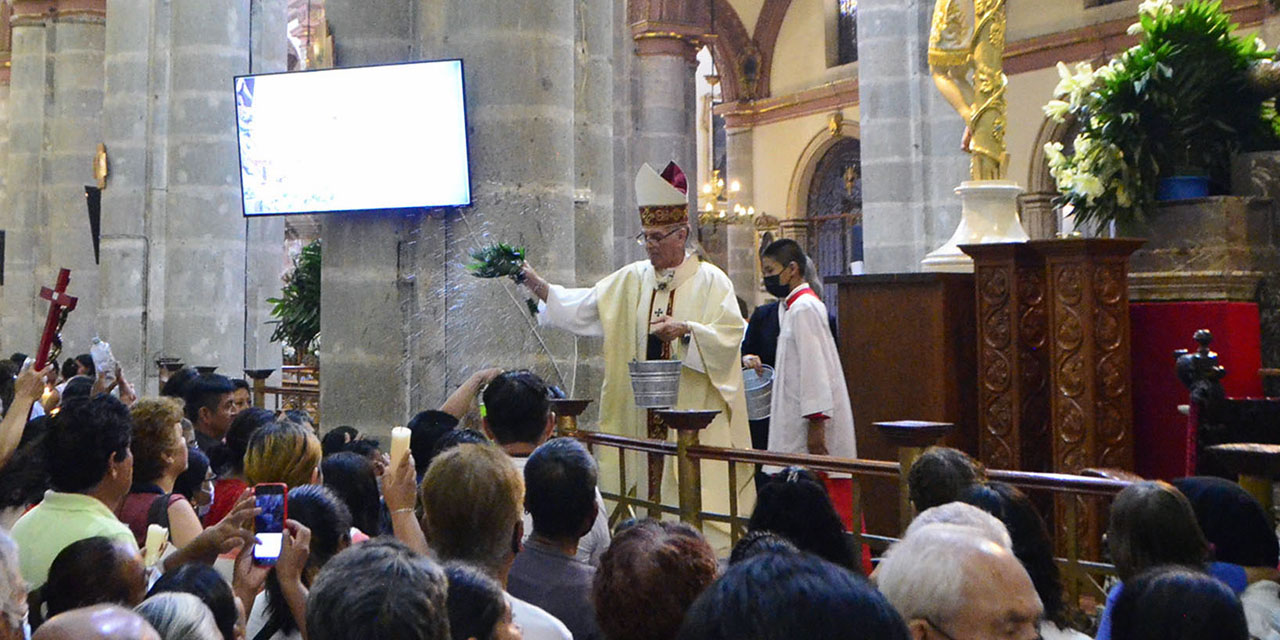 Foto: Adrián Gaytán / El Arzobispo Pedro Vázquez Villalobos bendice a los fieles católicos durante la homilía del Domingo de Resurrección, en la Catedral.
