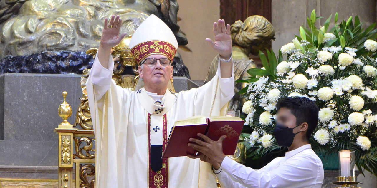 Foto: Adrián Gaytán / El arzobispo Pedro Vázquez Villalobos preside la misa por el Domingo de Misericordia