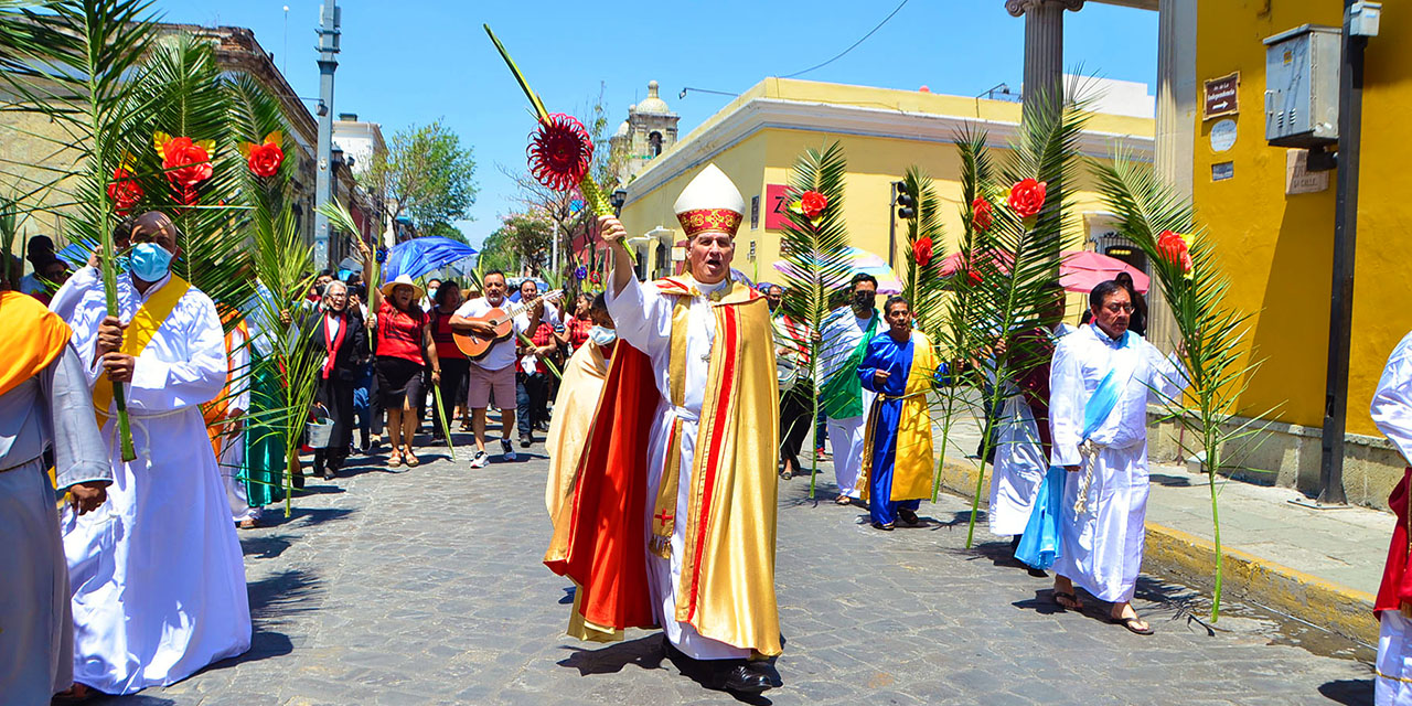 Fotos: Adrián Gaytán / Durante el Domingo de Ramos, el arzobispo de la Arquidiócesis de Antequera Oaxaca, Pedro Vázquez Villalobos, encabezó una procesión.