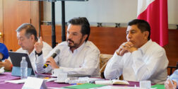 El director general del IMSS, Zoé Robledo, y el gobernador Salomón Jara Cruz.