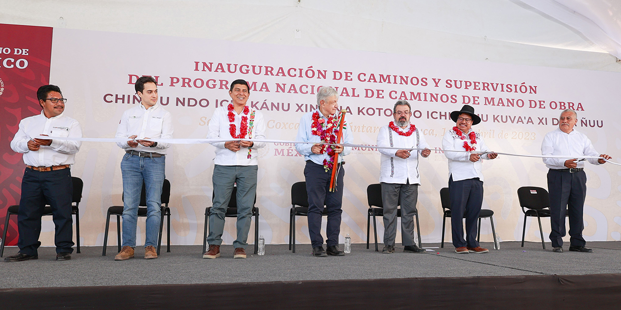 El presidente Andrés Manuel López Obrador y el gobernador Salomón Jara Cruz inauguraron la pavimentación de la carretera a San Pedro Coxcaltepec Cántaros, en Nochixtlán.