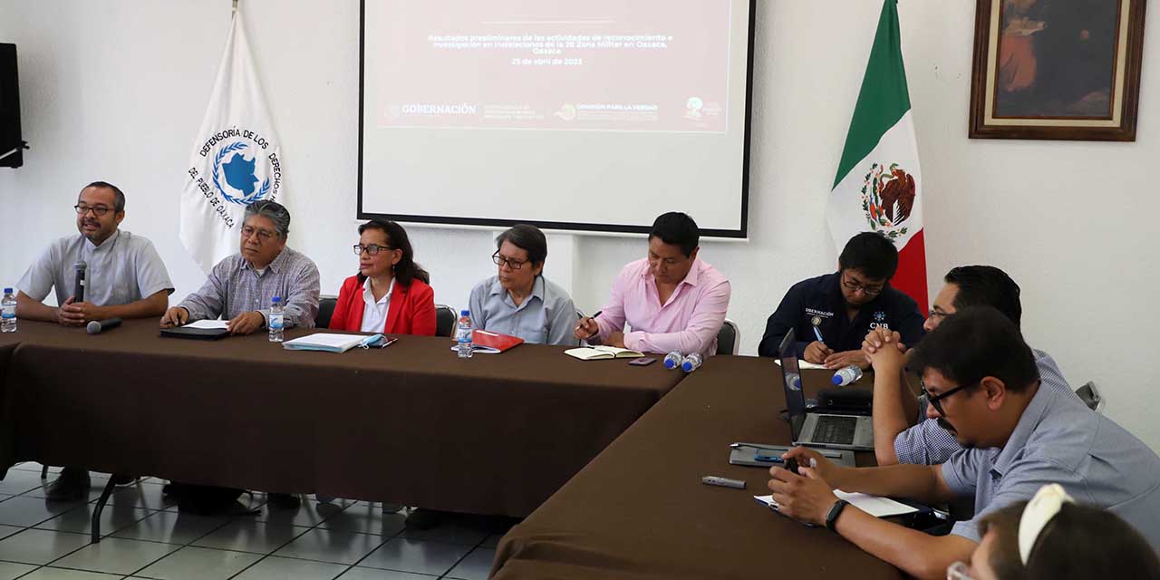 Foto: Luis Alberto Cruz / En busca de indicios sobre posibles violaciones graves a los derechos humanos, integrantes de la Comisión para el Acceso a la Verdad, recorren zona militar en Oaxaca.
