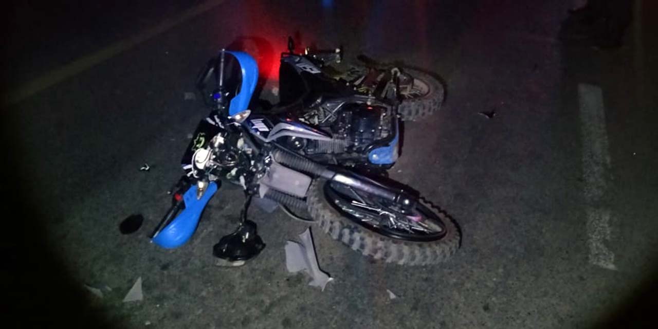El conductor de la motocicleta no pudo frenar, chocando en la parte trasera del auto.