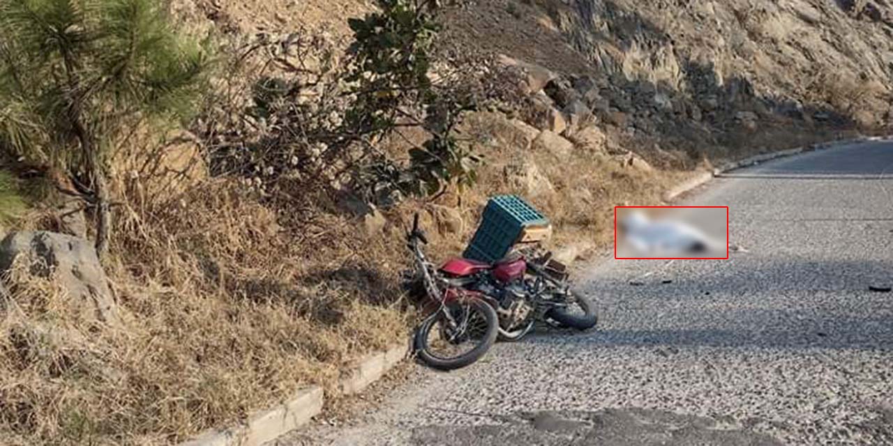 Foto de la víctima que está tirada en la orilla de la carretera y adelante del cadáver se ve una motocicleta color rojo, con una canasta de plástico.
