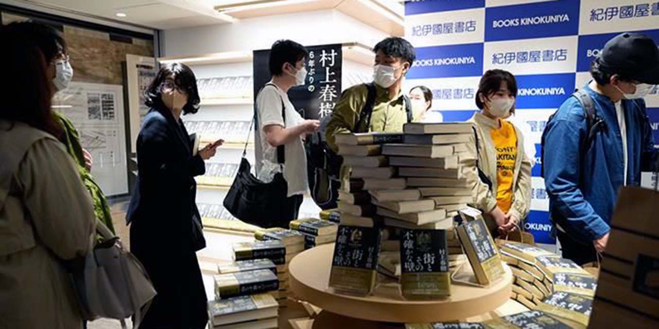 El libro de Murakami sólo está publicado en japonés de momento, aunque posteriormente saldrán las traducciones