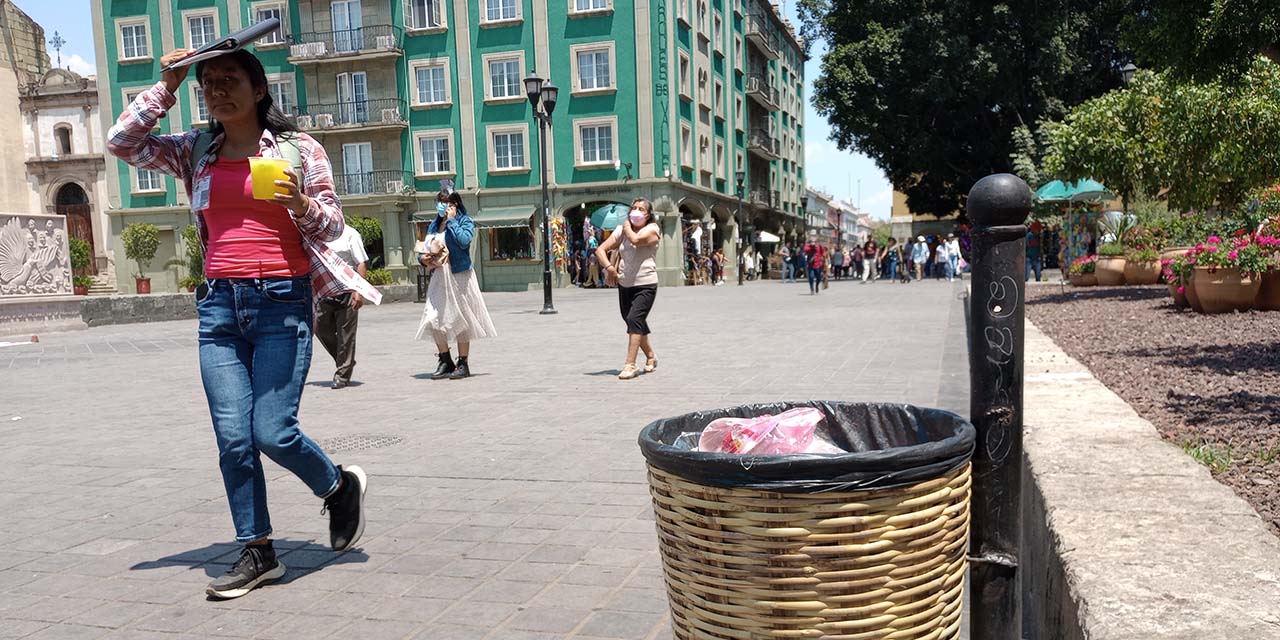Foto: Lisbeth Mejía / Estos son los basureros que está estrenando el ayuntamiento en el Zócalo. Incluso los soldaron.