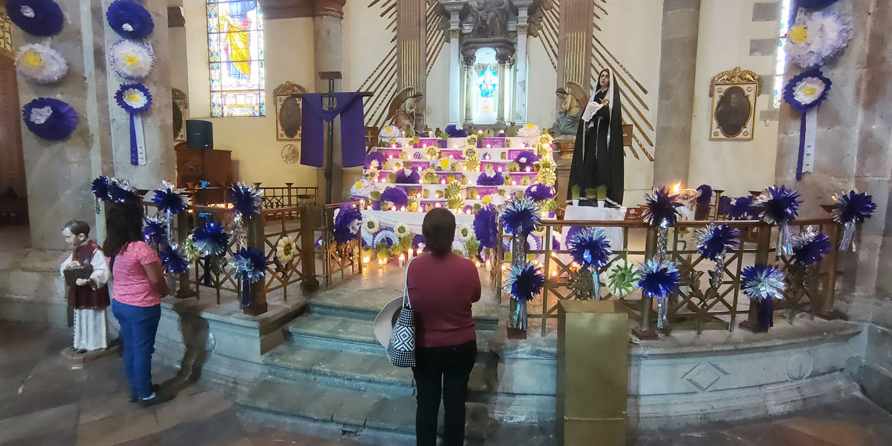 Foto: Adrián Gaytán / Fieles católicos acuden ante la imagen de la Señora de los Dolores que se venera en el último viernes.