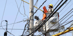 Foto: Archivo El Imparcial / Trabajadores de CFE reparando líneas de energía eléctrica