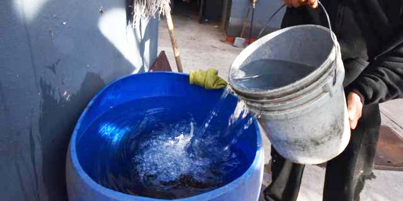 Hizo la invitación a denunciar fugas o gente que desperdicie el agua.