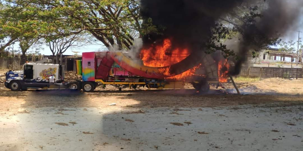 Arde en llamas juego mecánico en Pinotepa Nacional  | El Imparcial de Oaxaca