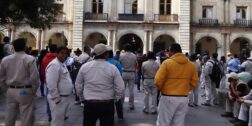 Foto: Luis Alberto Cruz / Integrantes de la Sección 73 del programa de vectores y paludismo del SNTSA, protesta frente en Palacio de Gobierno.