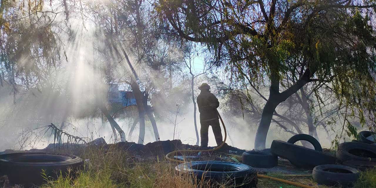 Fotos: Adrián Gaytán / Impune quema de basura para “abrir espacio” en el playón del Atoyac.