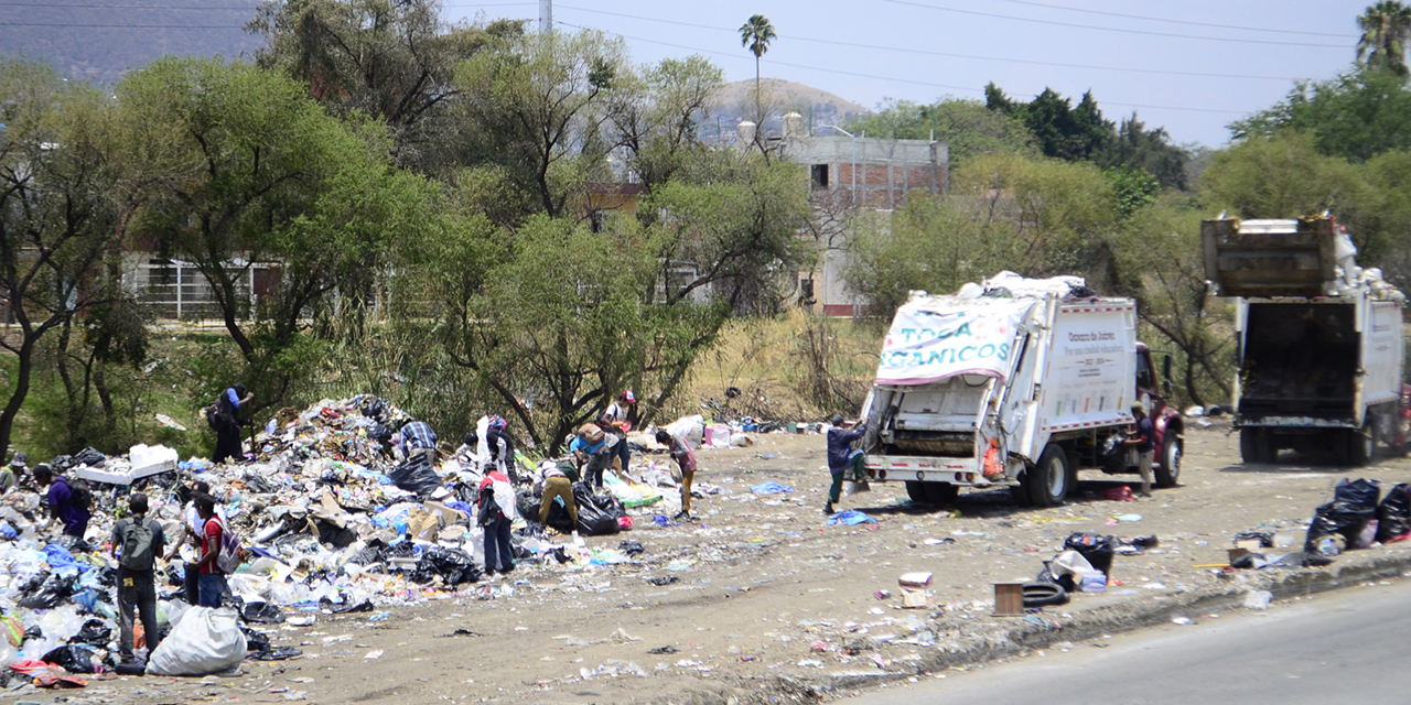 Foto: Adrián Gaytán / La acumulación de miles de basura sigue contaminando el playón del río Atoyac.