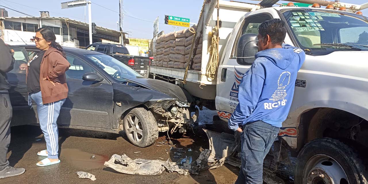Camioneta de materiales ocasiona choque en Símbolos Patrios | El Imparcial de Oaxaca