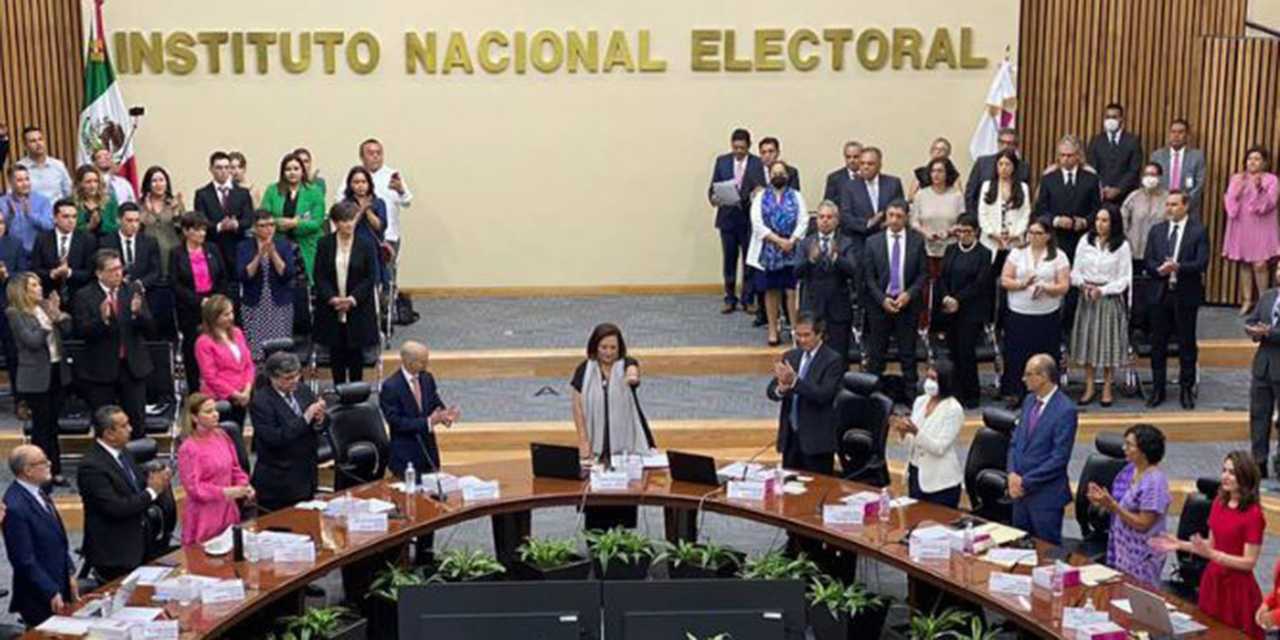 La nueva consejera presidenta del INE, Guadalupe Taddei Zavala, en su toma de protesta.