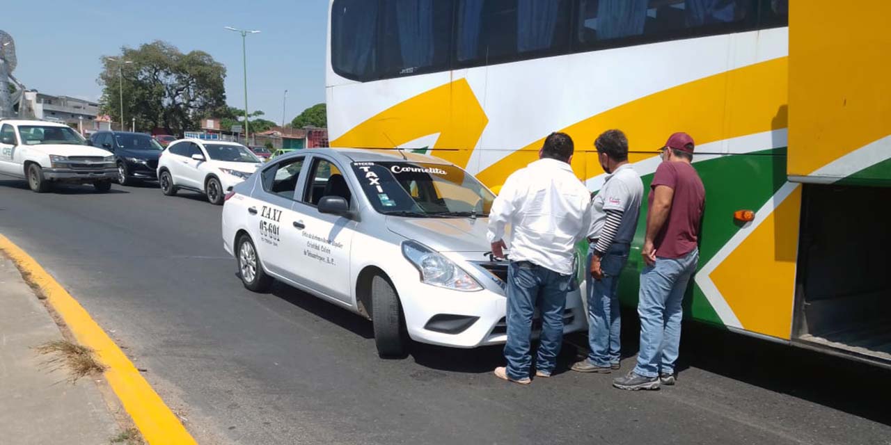 Se dan un besito autobús y un taxi de Tehuantepec | El Imparcial de Oaxaca