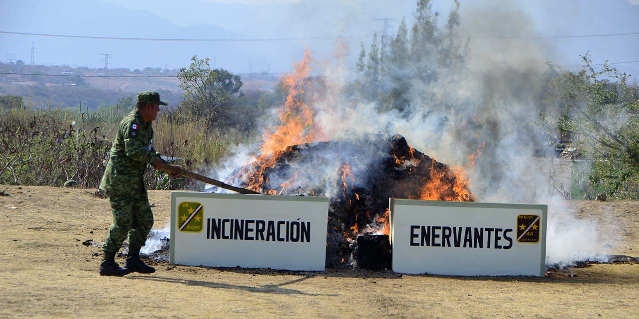 Fotos: Adrián Gaytán / Llevan a cabo la incineración de narcóticos en el Campo Militar número 44-A “Tte. Cor. Gustavo Garmendia Villafañe”, de Miahuatlán.