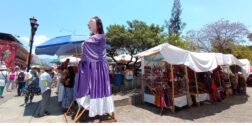 Fotos: Lisbeth Mejía / Los artesanos y comerciantes temporales ocuparon las calles y parques del Centro Histórico durante Semana Santa.