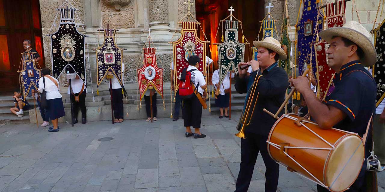 Fotos: Luis Alberto Cruz / Los estandartes y relicarios llegan a la Catedral.