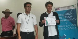 Fotos: Sayra Cruz Hernández / Los estudiantes del Cecyteo, Alan Leonardo Villanueva Mendoza y Enrique Jiménez Cruz reciben reconocimiento por la aplicación Atyp-Ink.