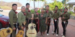 Los mariachis en Huatulco, con gran talento demostrando un gran repertorio.