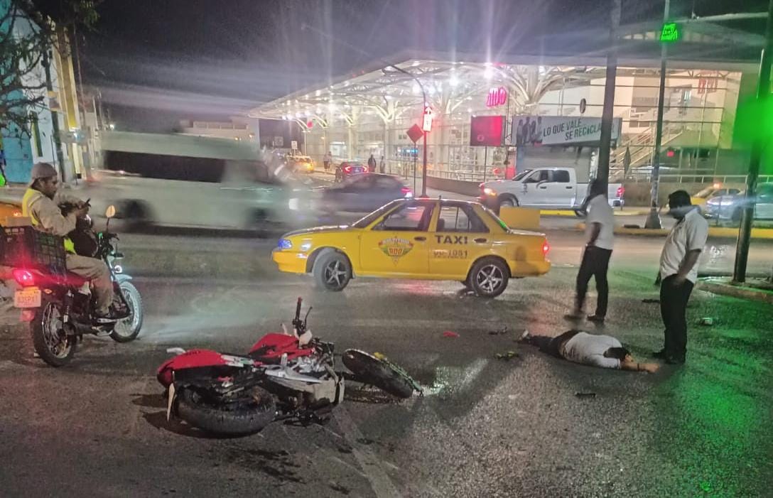Motociclista choca contra taxi del sitio ADO