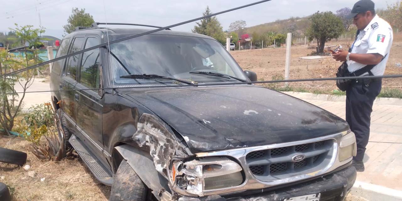 Choca contra poste y abandona camioneta