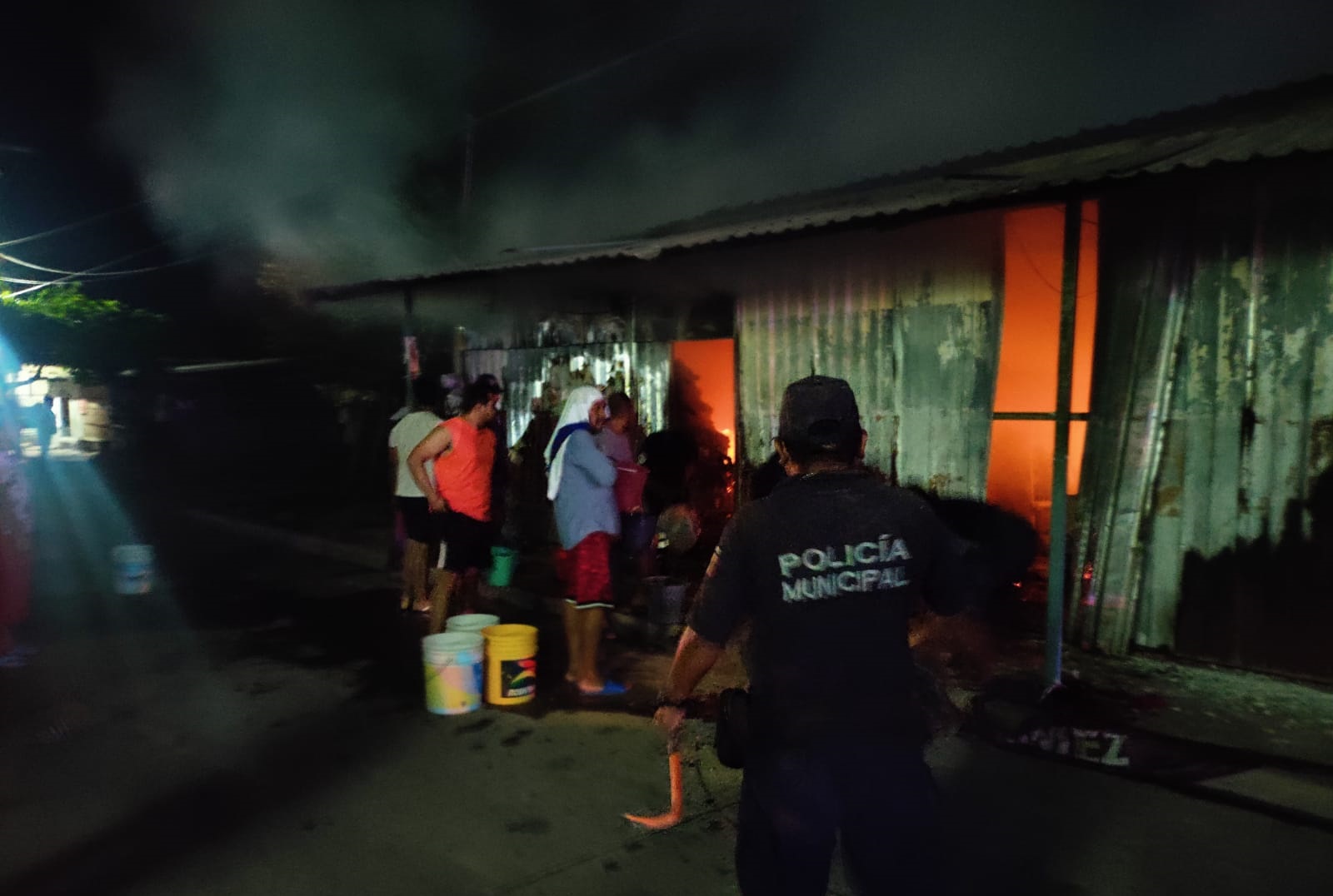 Termina incendio con   sueños de abarrotero | El Imparcial de Oaxaca