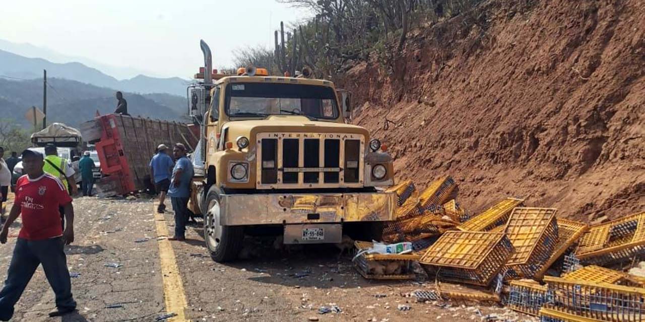 Vuelca camión con pollos en inmediaciones de Teotitlán | El Imparcial de Oaxaca