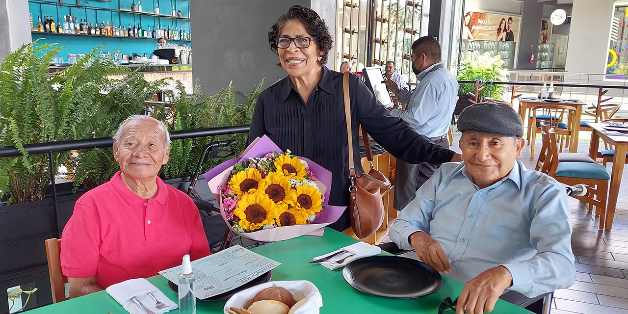 Fotos: Ruben Morales / Las felicitaciones y apapachos no pudieron faltar en este día para la cumpleañera Evelia Loaeza.