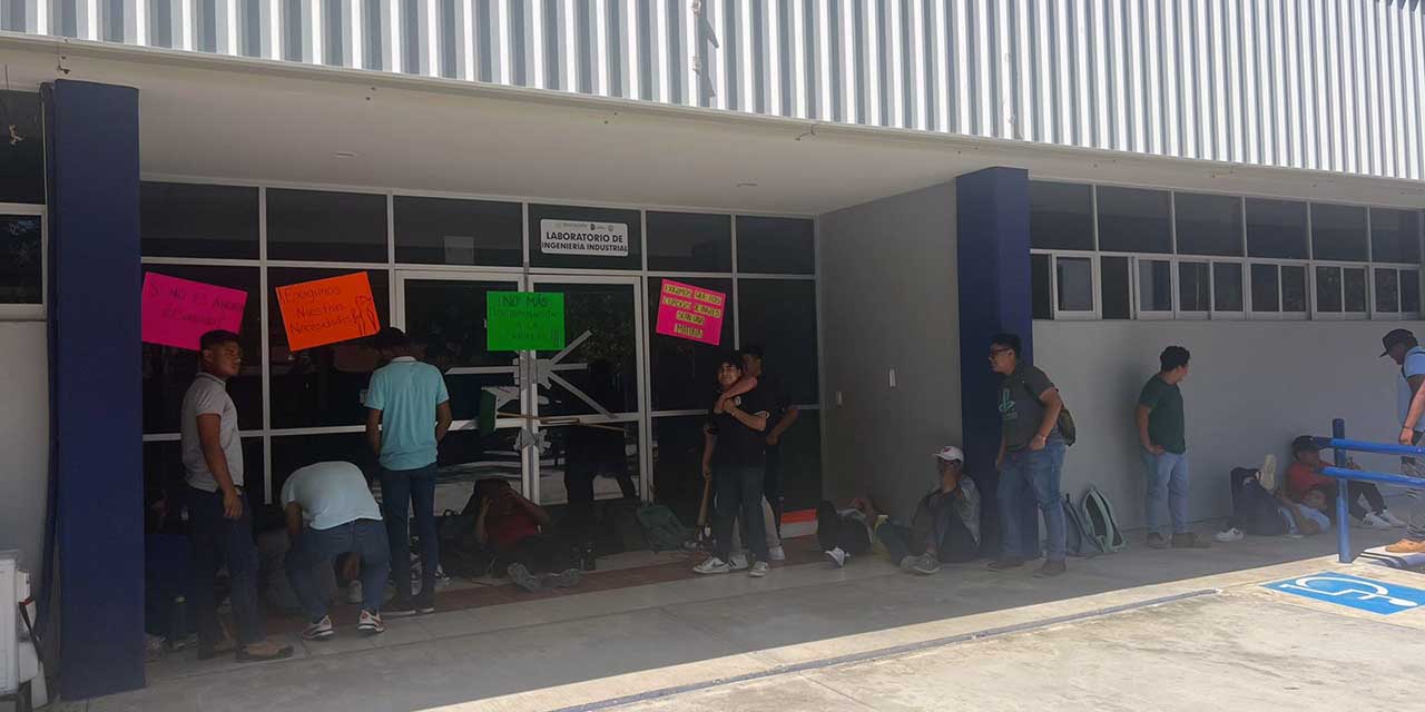 Protestan alumnos del Tecnológico de Pinotepa | El Imparcial de Oaxaca